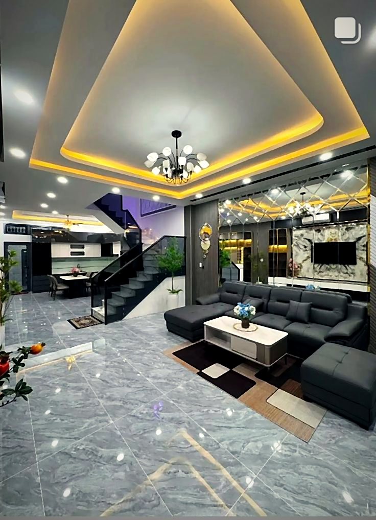 Tray ceiling with mirror feature wall